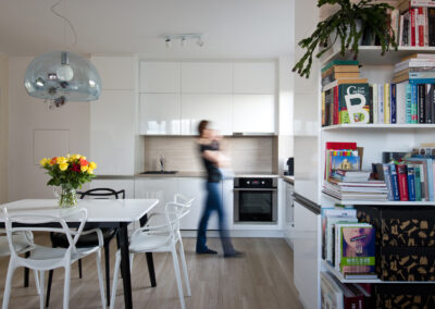 Panelákový byt, kuchyň, kuchyňská linka, jídelní stůl, jídelní židle, interiér panelákového bytu, interiér středočeský kraj, knihovna