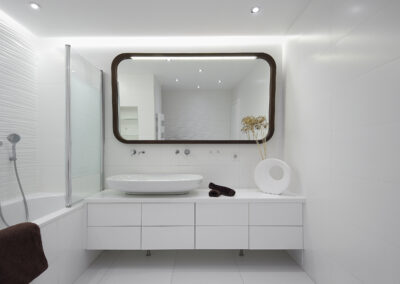 Řadový dům, koupelna, bílá koupelna, velké umyvadlo, podomítková baterie, velké zrcadlo, vana se zástěnou, osvětlení koupelny