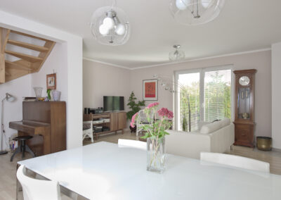 Rekonstrukce, rodinný dům, přízemí, obytný prostor, obývák, závěsná světla, jídelní stůl, jídelní židle, hodiny, TV nábytek