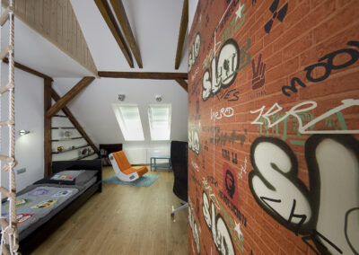 Dětské pokoje v podkroví, klučičí pokoj, teenager pokoj, tapeta streetart, dřevěná podlaha, postel, audio křeslo, bunkr
