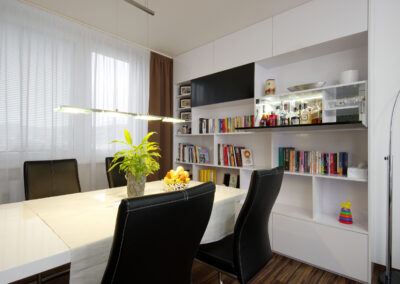 Panelákový byt, Zlín, jídelní stůl, knihovna, bar, černé židle