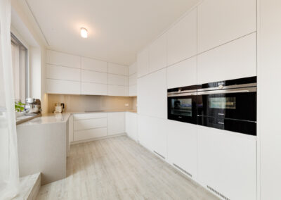 Luxusní byt v novostavbě, kuchyň, scandi styl, skandinávský styl, bílý lesk, skříň, kuchyň na míru