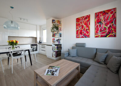 Panelákový byt, kuchyň, kuchyňská linka, jídelní stůl, jídelní židle, interiér panelákového bytu, interiér středočeský kraj, knihovna