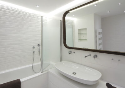 Řadový dům, koupelna, bílá koupelna, velké umyvadlo, podomítková baterie, velké zrcadlo, vana se zástěnou, osvětlení koupelny