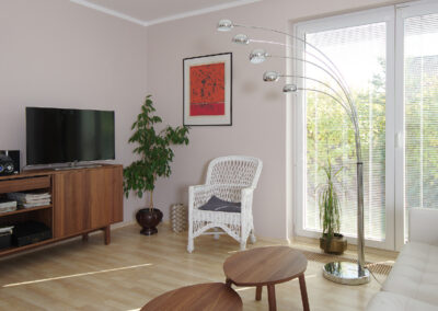 Rekonstrukce, rodinný dům, přízemí, obytný prostor, obývák, světla, TV nábytek, konferenční stolky, pohovka, komoda, proutěné křeslo