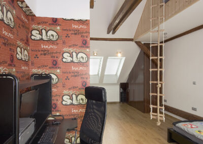 Dětské pokoje v podkroví, klučičí pokoj, teenager pokoj, tapeta streetart, dřevěná podlaha, postel, audio křeslo, bunkr, provazový žebřík, počítačový stůl