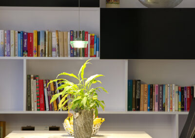 Panelákový byt, Zlín, jídelní stůl, knihovna, bar, černé židle