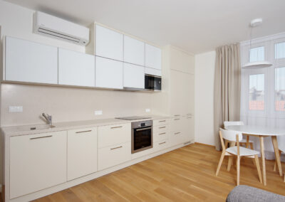 Luxusní byt, kuchyň, jídelní židle, jídelní stůl, sklo v kuchyni