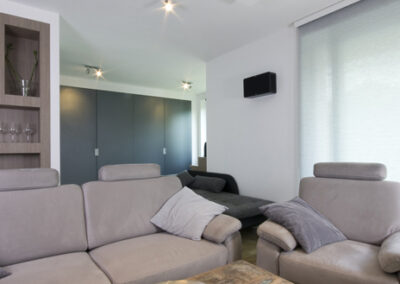 Proměna obývacího pokoje, RD Nučice, francouzské okno, vstup na terasu, propojení se zahradou, pohovka, křeslo, starožitní konferenční stolek, vestavěné bodové osvětlení