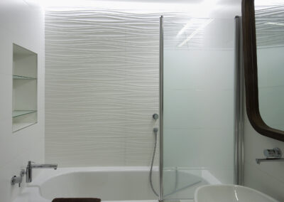 Řadový dům, koupelna, bílá koupelna, velké umyvadlo, podomítková baterie, velké zrcadlo, vana se zástěnou, osvětlení koupelny, 3D obklad