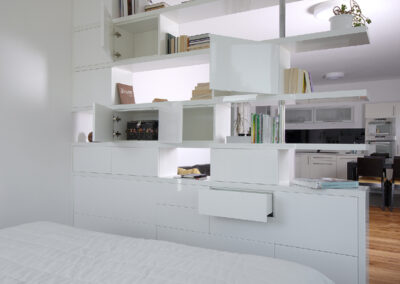 Byt v novostavbě, knihovna, postel, dřevěná podlaha