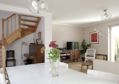 Rekonstrukce, rodinný dům, přízemí, obytný prostor, obývák, závěsná světla, jídelní stůl, jídelní židle, hodiny, TV nábytek, proutěné křeslo