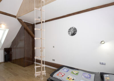 Dětské pokoje v podkroví, klučičí pokoj, teenager pokoj, tapeta streetart, dřevěná podlaha, postel, audio křeslo, bunkr, provazový žebřík, počítačový stůl