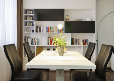Panelákový byt, Zlín, jídelní stůl, knihovna, bar, černé židle
