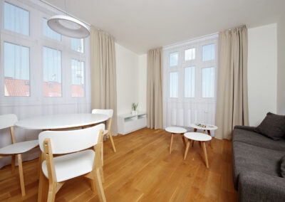 Dřevěná podlaha, dubová podlaha, luxusní byt, jídelní stůl, židle, závěs, světlo, béžová, hnědá