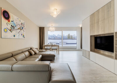 Luxusní byt v novostavbě, obytný prostor, terasa, obývák, scandi styl, skandinávský styl, pohovka, skříň, skříň na míru