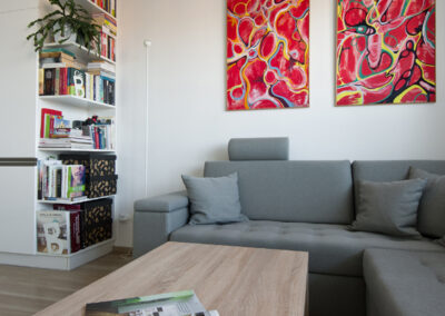 Panelákový byt, pohovka, konferenční stůl, interiér panelákového bytu, interiér středočeský kraj