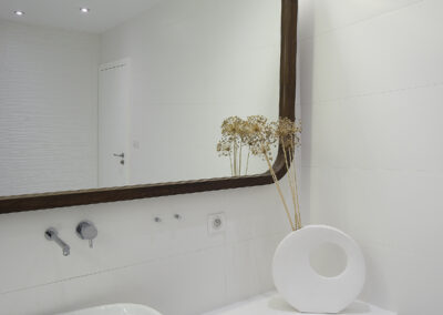 Řadový dům, koupelna, bílá koupelna, velké umyvadlo, podomítková baterie, velké zrcadlo, vana se zástěnou, osvětlení koupelny