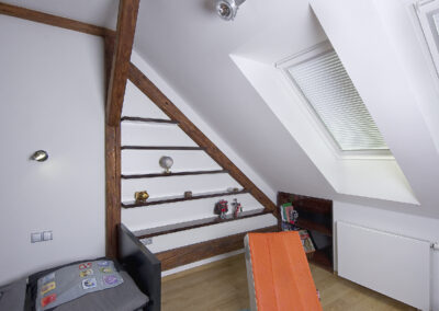 Dětské pokoje v podkroví, klučičí pokoj, teenager pokoj, tapeta streetart, dřevěná podlaha, postel, audio křeslo, bunkr, provazový žebřík, počítačový stůl