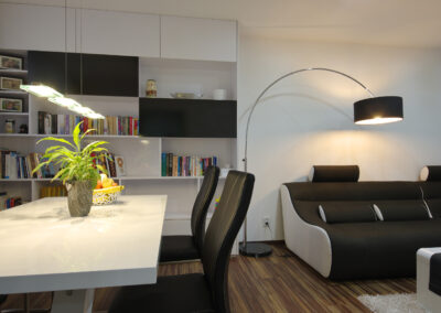 Panelákový byt, Zlín, jídelní stůl, knihovna, bar, černé židle