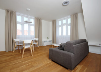 Dřevěná podlaha, dubová podlaha, luxusní byt, jídelní stůl, židle, závěs, světlo, béžová, hnědá, pohovka