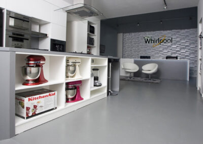 Největší showroom, zn. Whirlpool, prodejna, komerční prostor, komerční interiér, prodejní pult, spotřebiče, šedá podlaha, litá podlaha, vestavěné spotřebiče, tapeta, závěsná světla, hnětač, mixér