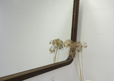 Řadový dům, koupelna, bílá koupelna, velké umyvadlo, podomítková baterie, velké zrcadlo, vana se zástěnou, osvětlení koupelny