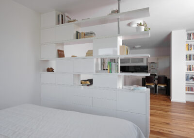 Byt v novostavbě, knihovna, postel, dřevěná podlaha