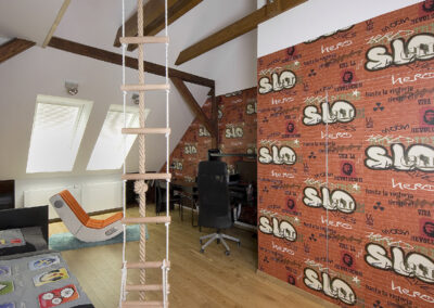 Dětské pokoje v podkroví, klučičí pokoj, teenager pokoj, tapeta streetart, dřevěná podlaha, postel, audio křeslo, bunkr, provazový žebřík