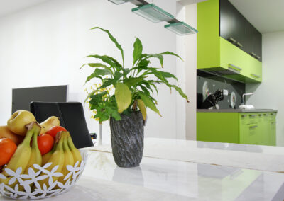 Panelákový byt, Zlín, jídelní stůl, knihovna, bar, černé židle