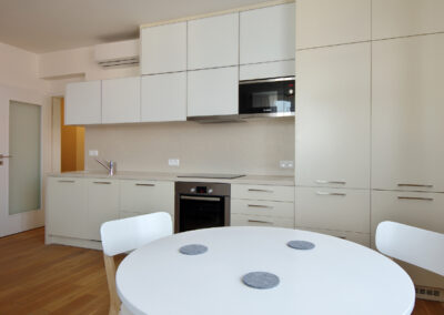 Luxusní byt, kuchyň, jídelní židle, jídelní stůl, sklo v kuchyni