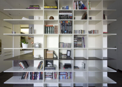 Interiér bytu Řešovská, panelákový byt, kompletní rekonstrukce, knihovna, otevřená knihovna