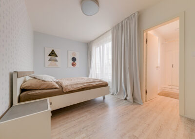 Luxusní byt v novostavbě, ložnice, scandi styl, skandinávský styl, tapeta, postel, béžová