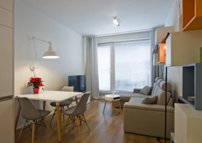 jídelní stůl, jídelní židle, pohovka, malá kuchyň, barevné police