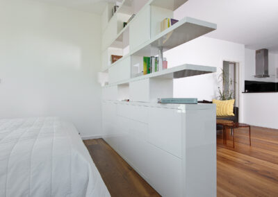 Byt v novostavbě, knihovna, postel, dřevěná podlaha