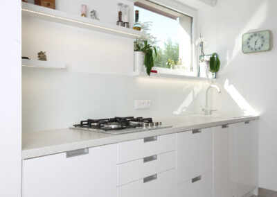 Rekonstrukce, rodinný dům, přízemí, dveře, kuchyň, kuchyňská linka, bílá kuchyně, kuchyně s oknem, dlažba