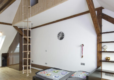 Dětské pokoje v podkroví, klučičí pokoj, teenager pokoj, tapeta streetart, dřevěná podlaha, postel, audio křeslo, bunkr, provazový žebřík, počítačový stůl