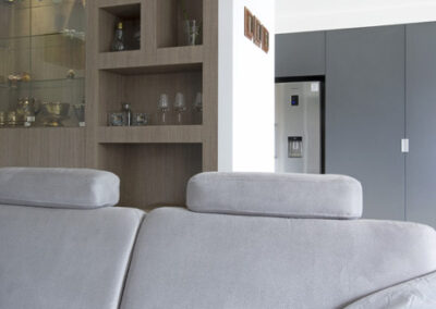 Proměna obývacího pokoje, RD Nučice, šedá pohovka, vestavěné police v nice