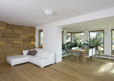 Řadový dům, obytný prostor, obývák, zimní zahrada, pohovka, dřevěný obklad, dřevěná zeď, dřevěná podlaha