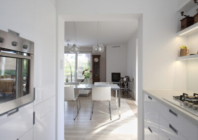 Rekonstrukce, rodinný dům, přízemí, kuchyň, kuchyňská linka, bílá kuchyně, jídelní stůl, jídelní židle, jídelna