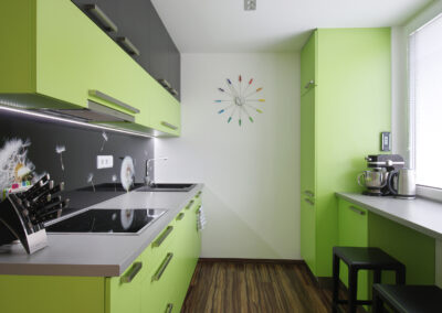 Panelákový byt, Zlín, zelená kuchyň, nástěnné hodiny