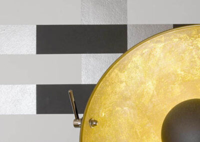 Interiér baru v Poděbradech, cihlové klenby, dekorativní zeď, část designové lampy