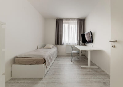 Luxusní byt v novostavbě, pokoj, scandi styl, skandinávský styl, pracovní stůl, postel, béžová, pokoj pro hosty