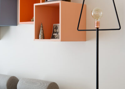 nástěnné boxy, police, pohovka, obývací pokoj