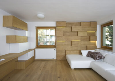 Řadový dům, obytný prostor, obývák, zimní zahrada, pohovka, dřevěný obklad, dřevěná zeď, dřevěná podlaha