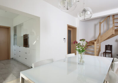 Rekonstrukce, rodinný dům, přízemí, kuchyň, kuchyňská linka, bílá kuchyně, jídelní stůl, jídelní židle, jídelna