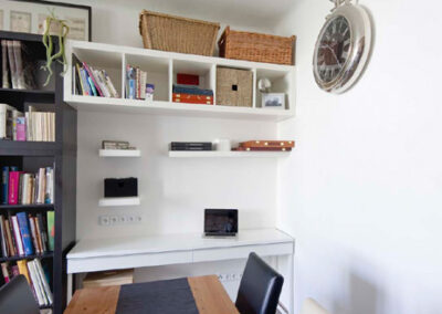 Interiér cihlového bytu, obytný prostor, knihovna, pracovní kout, jídelní stůl, jídelní židle