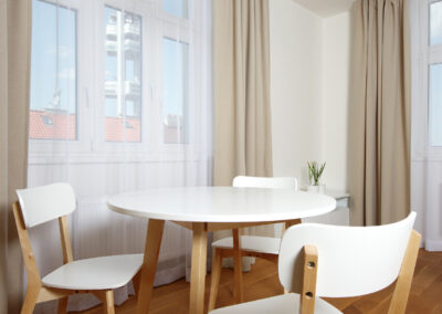 Luxusní byt, světlo nad stolem, jídelní židle, jídelní stůl, dřevěná podlaha