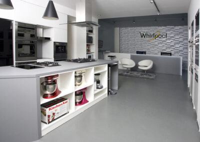 Největší showroom, zn. Whirlpool, prodejna, komerční prostor, komerční interiér, prodejní pult, spotřebiče, šedá podlaha, litá podlaha, vestavěné spotřebiče, tapeta, závěsná světla, hnětač, mixér