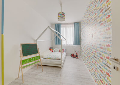 Luxusní byt v novostavbě, dětský pokoj, scandi styl, skandinávský styl, postel, domeček, domečková postel, modrá, zelená